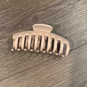 Tan claw clip